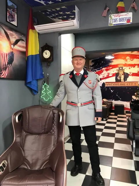 Client în uniformă de ceremonie în salonul Five Stars