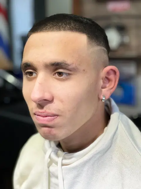 Tânăr cu buzz cut și contur precis al frunții