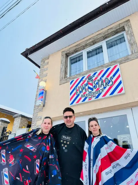 Echipa Five Stars cu pelerine în fața salonului, iarna