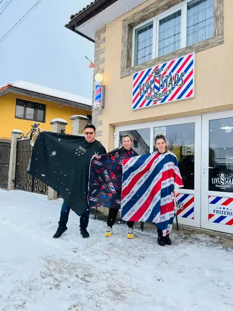 Echipa Five Stars cu pelerine în zăpadă, la intrare