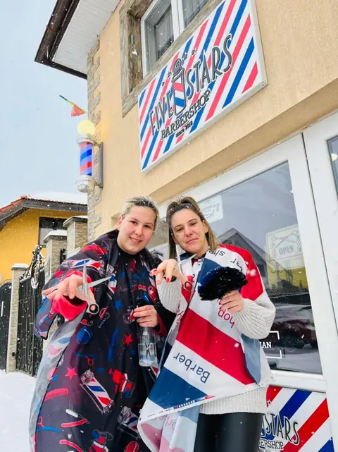 Frizerițele Five Stars cu foarfece și pelerine, afară