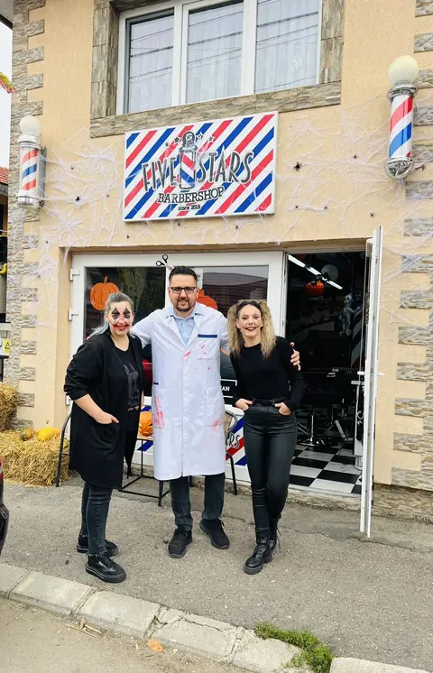 Echipa Five Stars costumată de Halloween la intrare