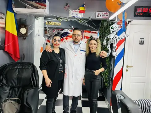Frizerul Five Stars cu colegele costumate de Halloween