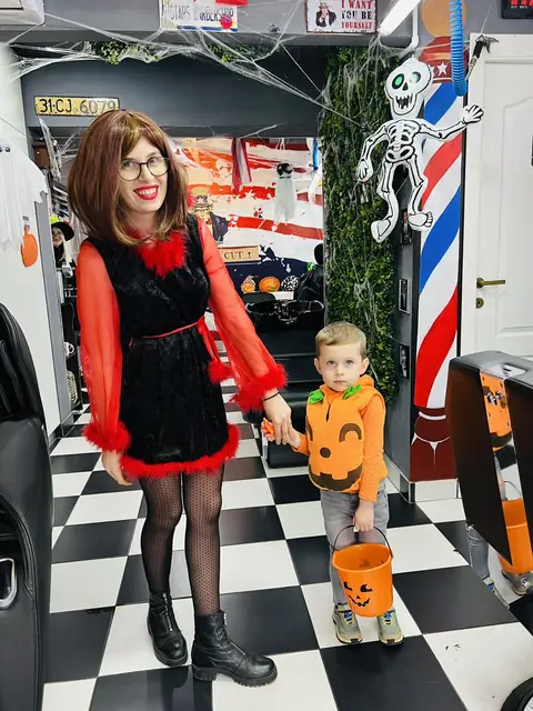 Clientă și băiețel costumați la petrecerea de Halloween