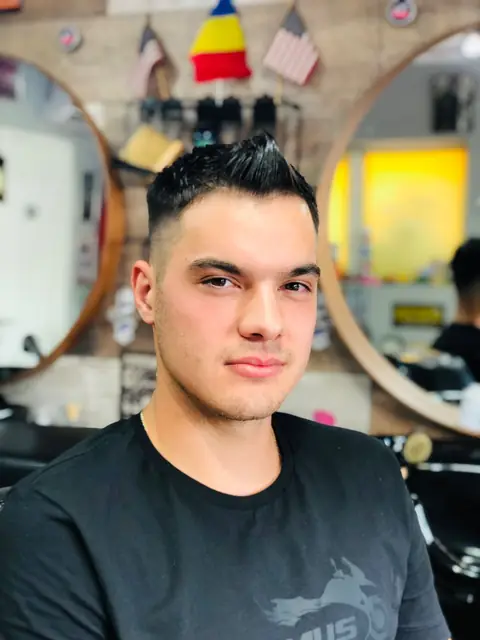 Tânăr cu fade și creștet texturat