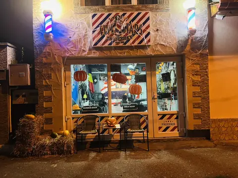 Fațada salonului decorată de Halloween, seara