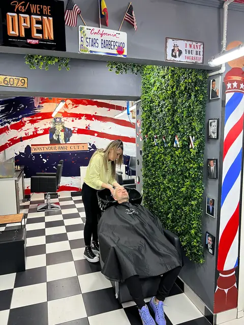 Spălat păr la stația din fața peretelui verde și barber pole