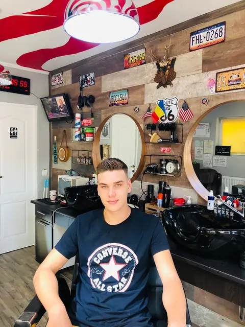 Tânăr cu tunsoare scurtă, în scaunul salonului