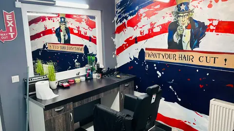 Postul de lucru cu muralul american în salon