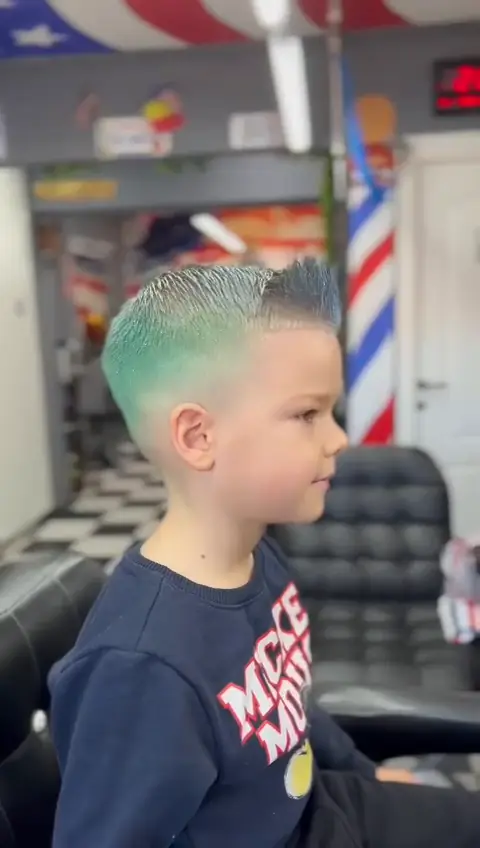 Clip video: băiat cu fade și păr vopsit verde-albastru