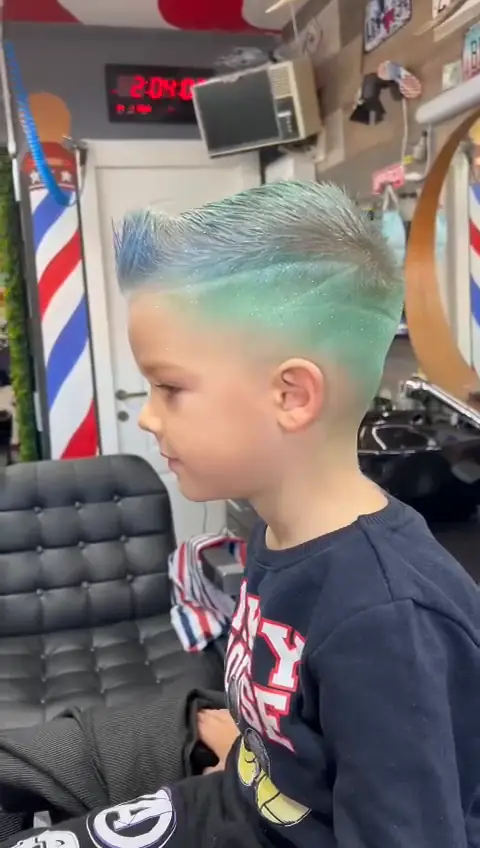 Clip video: băiat cu tunsoare vopsită verde și albastru