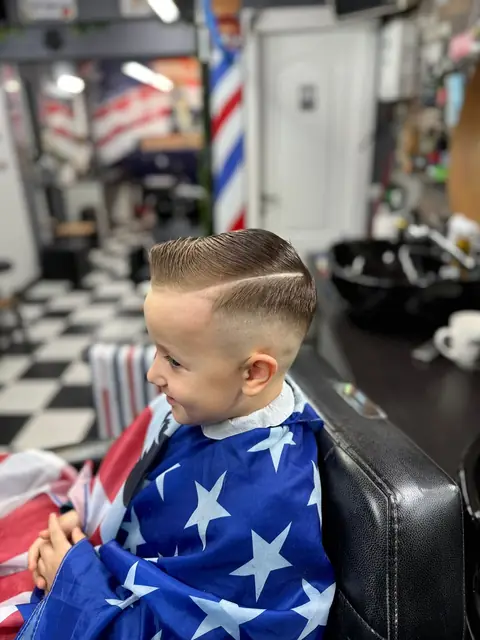 Băiețel cu tunsoare clasică și cărare desenată