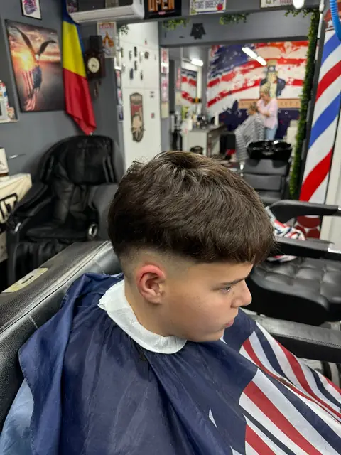 Băiat cu tunsoare crop texturată și fade