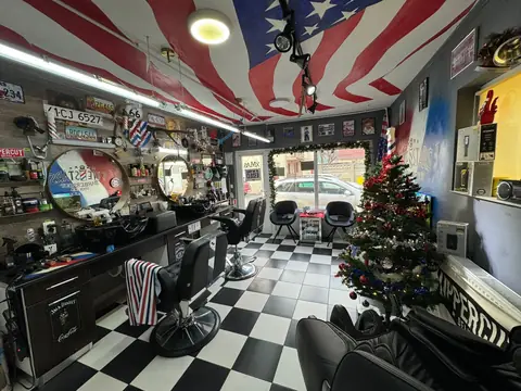 Salonul Five Stars cu tavanul american și bradul de Crăciun