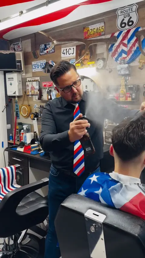 Clip video: frizerul aplicând fixativ pe un client, la final