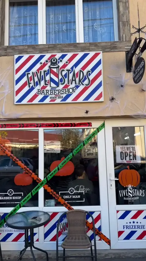Clip video: fațada salonului decorată de Halloween