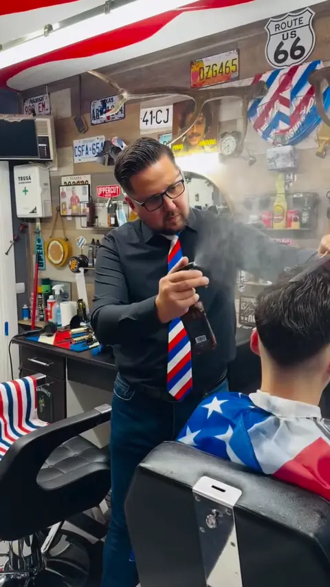 Clip video: frizerul fixând tunsoarea unui client cu spray