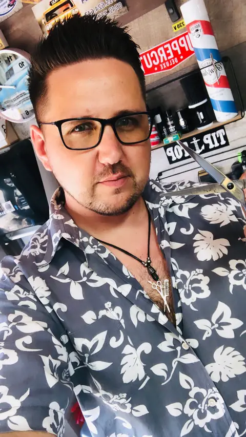 Bărbat cu ochelari și tunsoare cu volum, selfie în salon