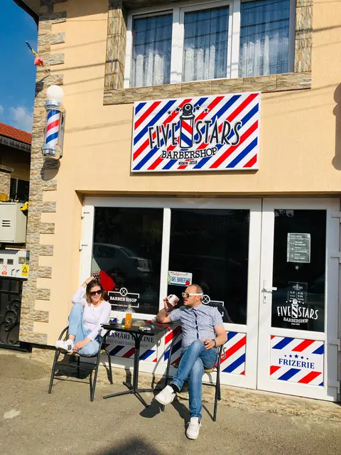 Fațada salonului Five Stars Barbershop cu terasă