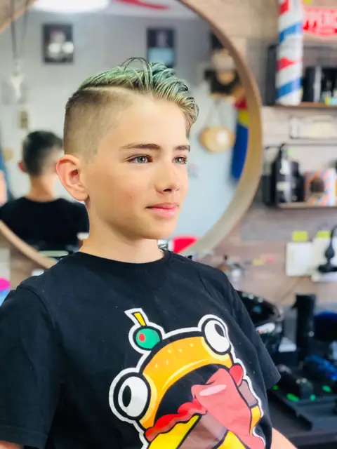 Băiat cu undercut lateral și păr vopsit verde