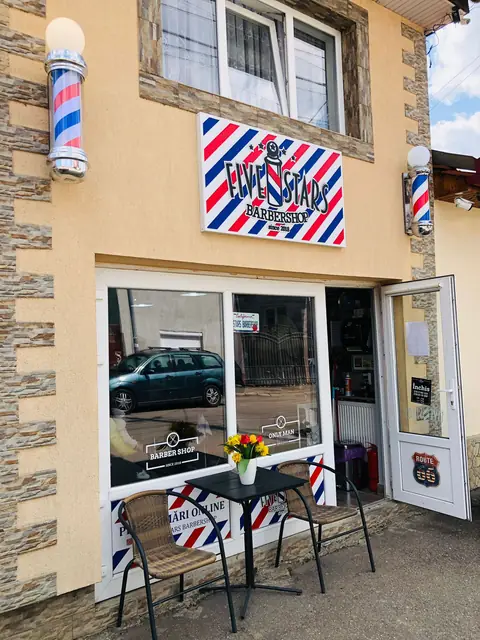 Intrarea salonului Five Stars cu barber pole și firmă