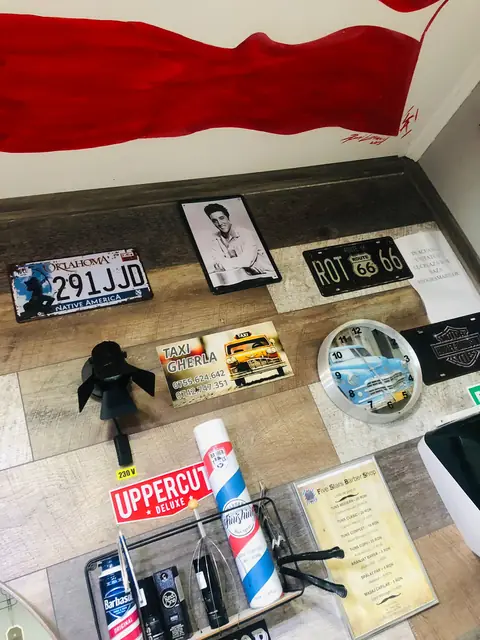 Perete decorat cu plăcuțe americane și produse Uppercut