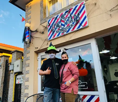 Echipa Five Stars costumată de Halloween la intrare