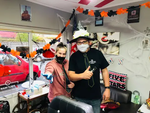 Echipa Five Stars cu decor de Halloween în salon