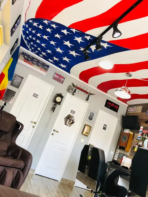 Tavanul pictat cu steagul american și zona de așteptare