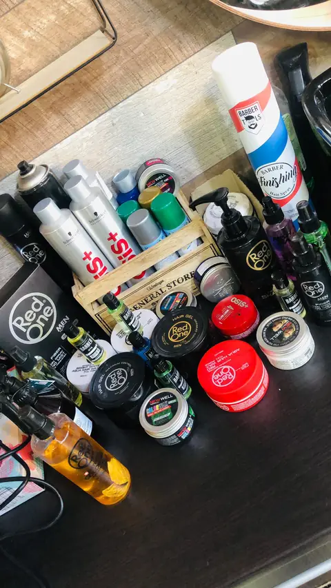 Produse profesionale de styling: ceară, pomadă și fixativ