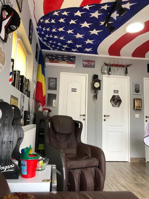 Scaune de masaj și tavan pictat cu steagul american