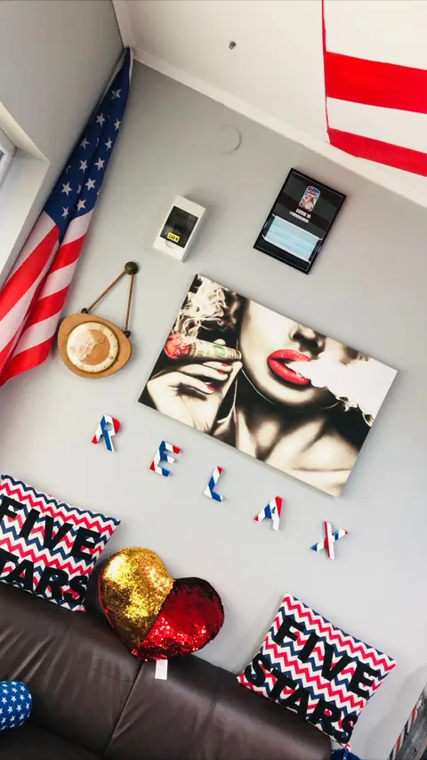 Decor de salon cu tablou pop-art și litere RELAX