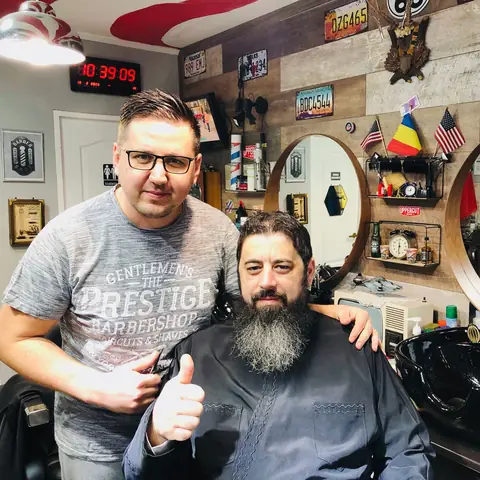 Client cu barbă lungă și frizerul Five Stars, deget mare ridicat