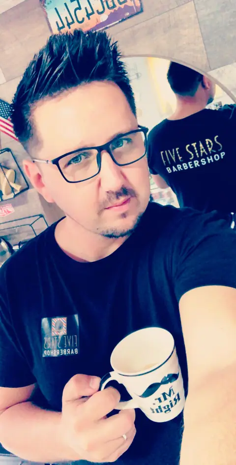 Frizerul Five Stars cu cana de cafea, selfie în salon