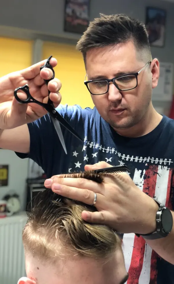 Frizer Five Stars tunzând cu foarfeca și pieptănul