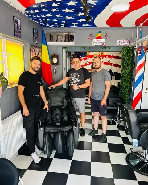 Echipa Five Stars Barbershop în salon, lângă fotoliul de masaj